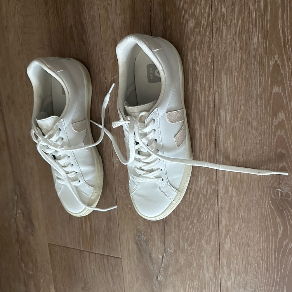 Veja Cream and White Low-Top Leather Sneakers
